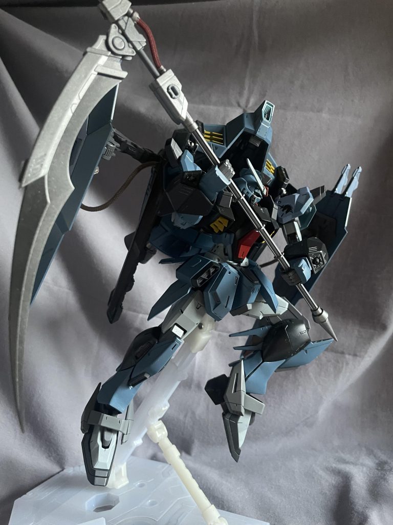 構造上、仕方ないですが、とにかく背中のアレが重い💦自立はギリギリです。スタンドで飾るのが吉ですね😊