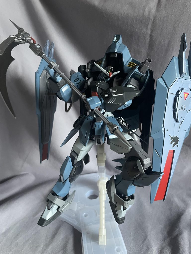 構造上、仕方ないですが、とにかく背中のアレが重い💦自立はギリギリです。スタンドで飾るのが吉ですね😊