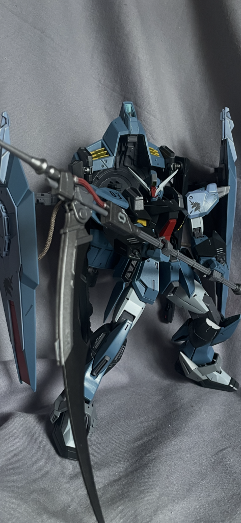 フォビドゥンといえば、やはりカマ‼️実はカマという武器は、対MS戦闘用と考えると、かなり扱いの難しい武器なのでは？と、いうのがあって、ツインビームスピアとかに改造しようかな〜とか、考えたりもしたのですが、組んでみると普通にカッコよかったので、そのへんの事は考えない事にしました（笑）