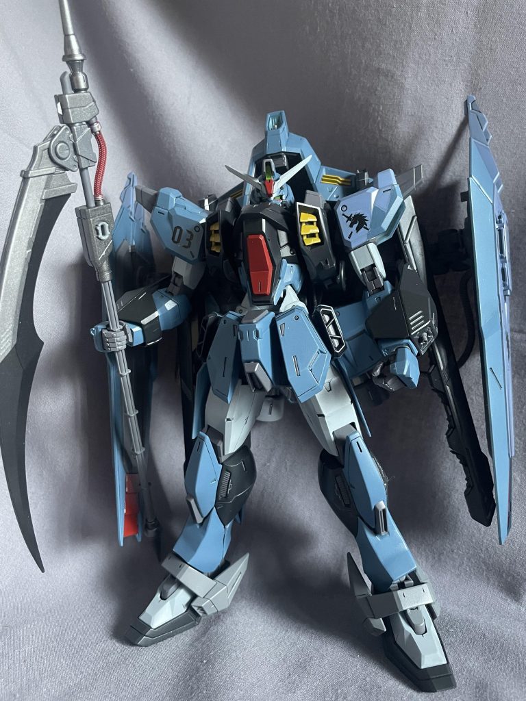 色はミディアムブルーとジャーマングレーをメインに、アクセントに赤が欲しいな、黄色も欲しいなって足していったら、普通にほぼティターンズカラーになっていました💦