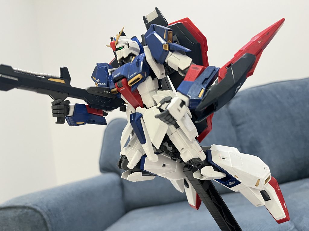 劇中ではビームライフルを背中に置いて変形が始まります。上世紀のゼータVer. 1.0の変形事故のせいでまだ部品破損になる恐れがあるのでここまで止まる方がいいと思います。