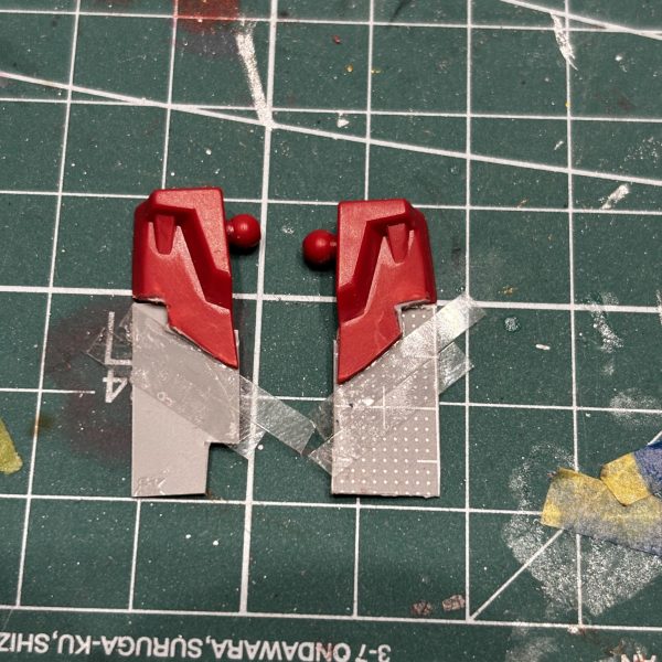 腰アーマーの延長終了。我ながら絶妙な長さ😊接着剤乾いたら整形に入ります⭐️あれもこれもとさわってたら、勇者ロボっぽくなってきました〜💦seed系なんでそれでいいかなっと⭐️（3枚目）