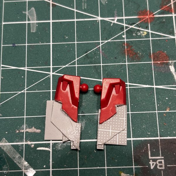 腰アーマーの延長終了。我ながら絶妙な長さ😊接着剤乾いたら整形に入ります⭐️あれもこれもとさわってたら、勇者ロボっぽくなってきました〜💦seed系なんでそれでいいかなっと⭐️（4枚目）