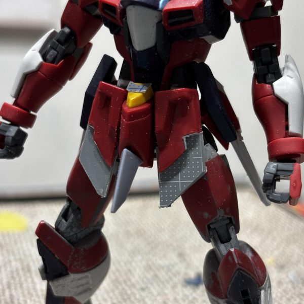 腰アーマーの延長終了。我ながら絶妙な長さ😊接着剤乾いたら整形に入ります⭐️あれもこれもとさわってたら、勇者ロボっぽくなってきました〜💦seed系なんでそれでいいかなっと⭐️（5枚目）