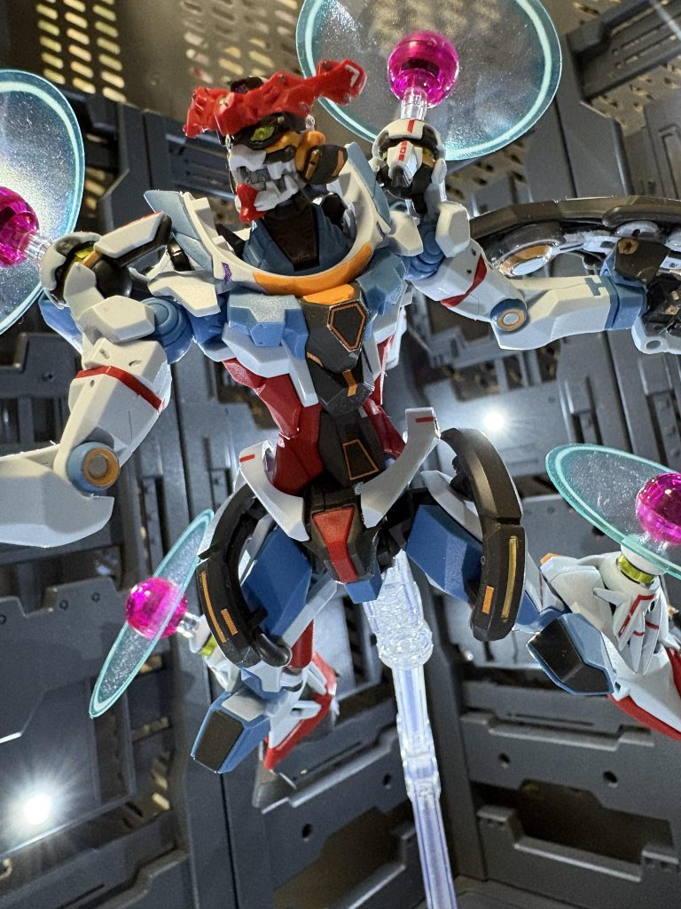 専用のガンダムデカールのラインデカールも細かくて大変です。この頃老眼の進行ががひどいです。