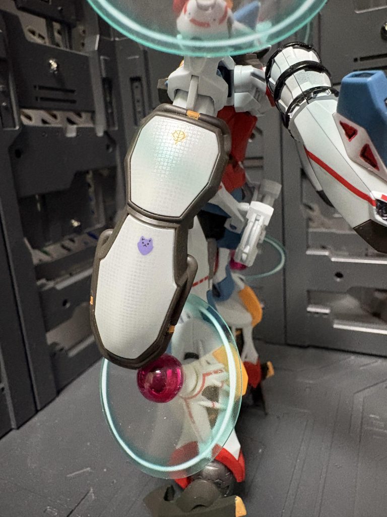 シールドだけカーボン地ぽくして見たかったので網をかけてラッカーパールをエアブラシ塗装！