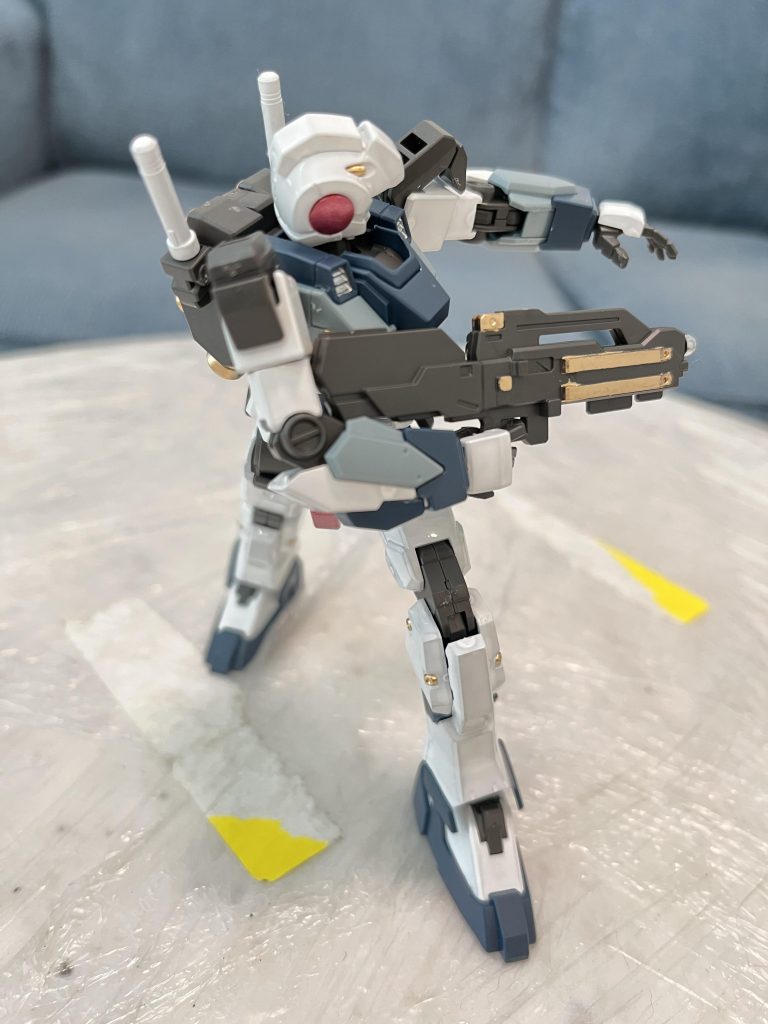 精密のフレーを持たなくても可動域はとても広いです。肩関節は引き出しできることをはじめ、ガンダムの印象的な「振り向く射撃」の再現は可能です。