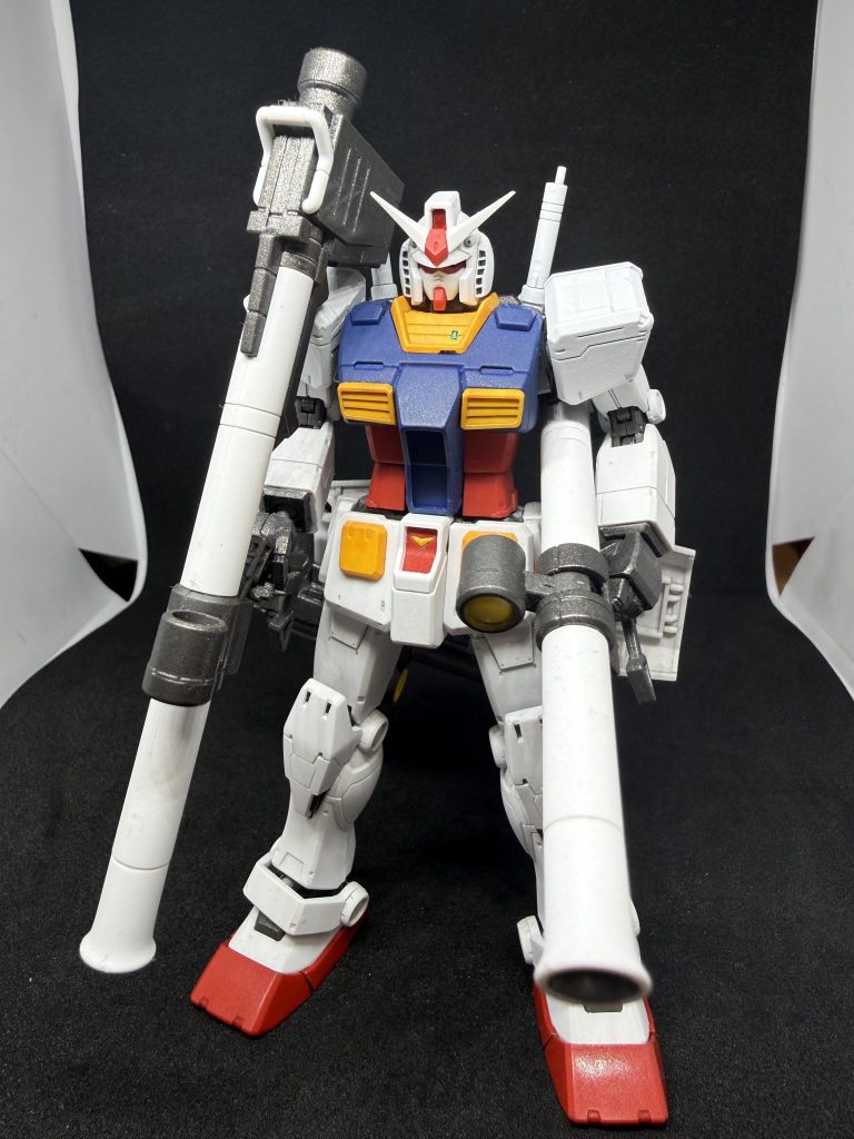 フロント前に投稿したガンダムhttps://gumpla.jp/hg/1651142に様々なパーツをミキシングしました。変更点は胸部ダクト→ジムストライカーハンドパーツ→ジムクウェル肩、バックパック→ver.G30thビームサーベル→リバイブとなっています。上のガンダムを制作した際に話をしていた肩やバックパックを手に入れられたため、接続位置や置き換えに手を加えながらなんとか形にすることができました。&nbsp;