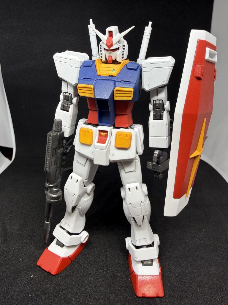 サーベルの基部が短いと相対的に肩が大きく感じられたため、リバイブの物に変更。ついでにver.kaの様なアンテナをつけてみました。何を血迷ったかそのまま艶消しを吹いてしまい、このガンダムのためにかったデカールはつけられなくなったのが唯一の心残りです。笑最後まで閲覧、ありがとうございました。またコメントもいただけたらとても励みになります。ぜひお気軽にお声掛け下さい。