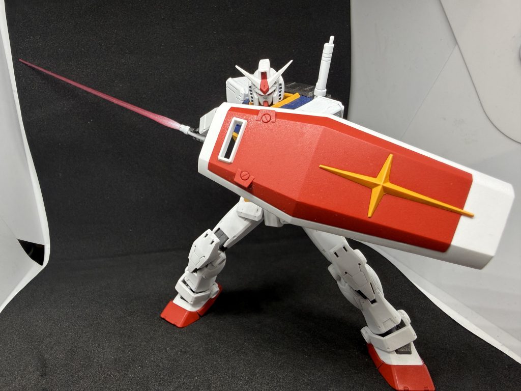 ビームサーベルを構えて今回ビームサーベルの刃の根本を白くして発光の再現をしてみました。シールドも大きくてハッタリが効いているのがすごく好きです。