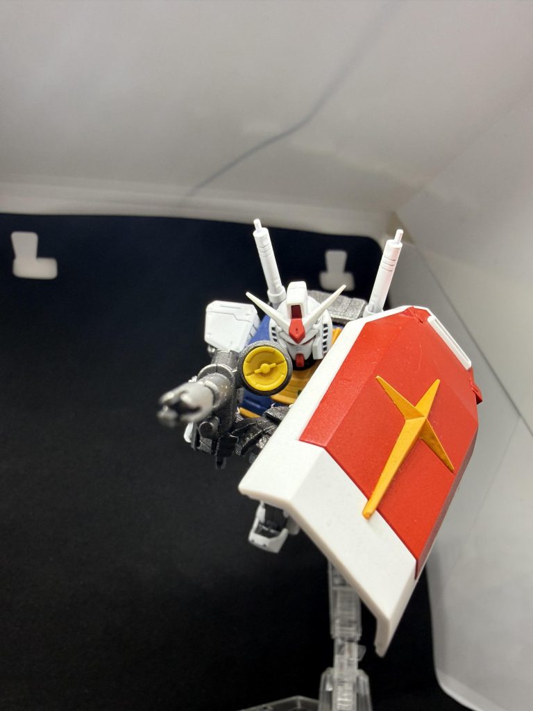 ここからは動かして全塗装のため擦れや塗装剥げがとても怖いですね。ビームライフルも全塗装。PS2のめぐりあい宇宙のOPは今でも見返すくらい格好良くて、そんなOPの一場面を真似てみました。