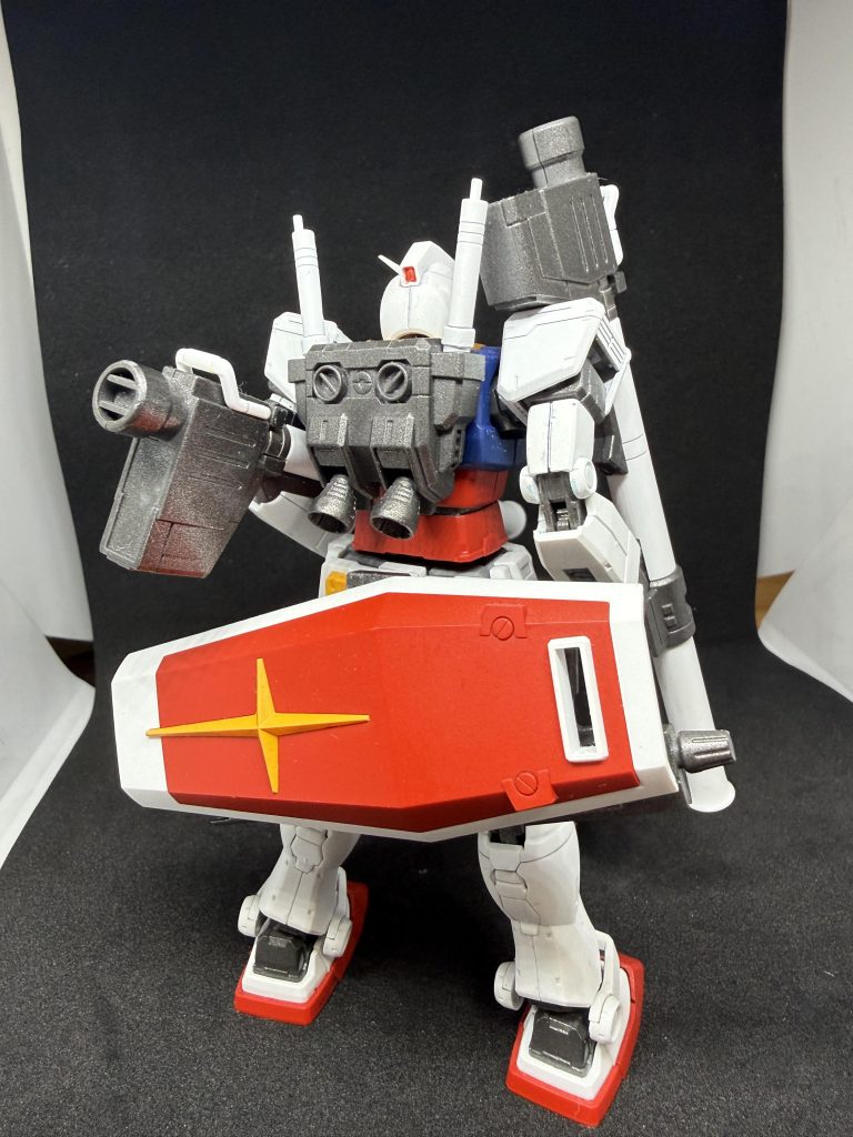 バックこの大きく、ごつごつとしたバーニアがとても好きで、当時のPGのかっこよさに思いを寄せたものです。まぁそんなものは子ども頃の僕に買えるはずもなく、PGの造形をそのままダウンサイズしたFGをパーツが折れてしまうまで遊び倒していました。あの頃はいつでもプラモが買える良い時代でしたね。
