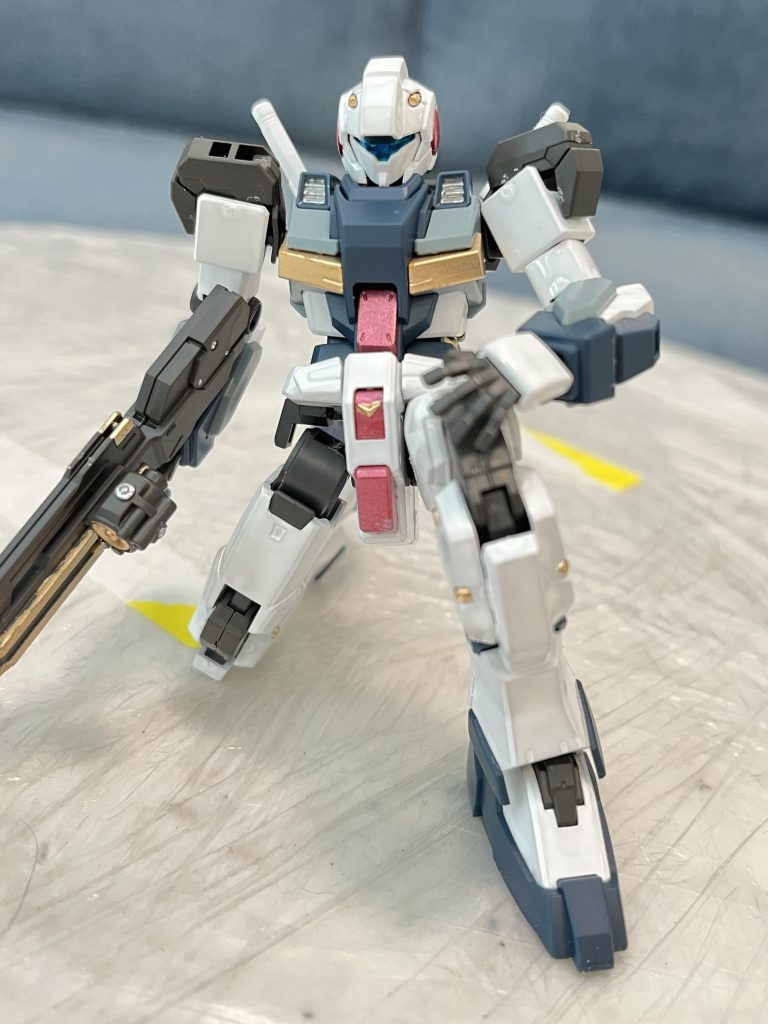 待機するG-Lineです。メインカメラの裏側はシルバーで塗りましたが、ツインアイが全然見えません。