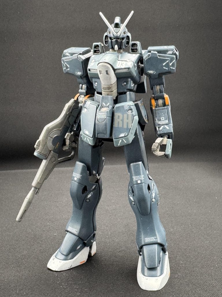 正面。関節はセイラマスオカラーのウォームグレー、白はガイアのニュートラルグレー1。ハードポイントの差し色はエナメルのオレンジです。濃いブルーグレーはクレオスの水性、薄いブルーグレーはクレオスのラッカー。RHはリーンホースをイメージ…スペル合ってる？🤔