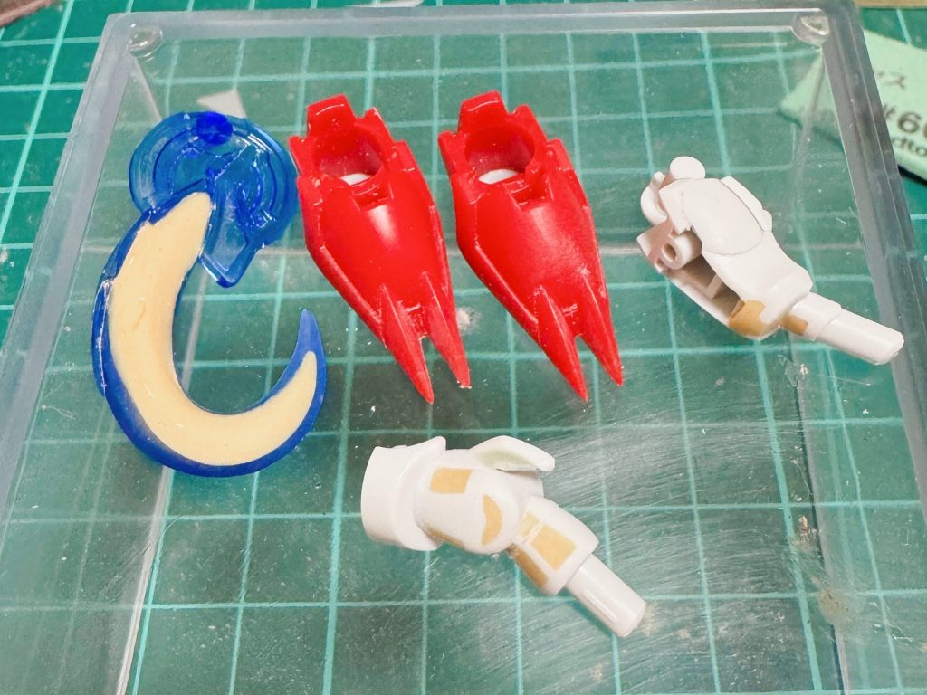 だいたいの肉抜き穴埋めはこんな感じ。足先は同じ色のランナーつけて延長して先をシャープ化したり、足裏はプラバンで埋めてます。その他はパテとプラバンで形状を整えました。以前クレオパトラキュベレイで蛇の肉抜き穴埋めした時も思いましたが、ほんとSDの抜く抜き穴埋めは、形状を中途半端で止めてるので元の形を想像しながら埋めないと行けないのでつらい(zaku-kao9)工作はやっぱり苦手です。小さいからあまり目立たないかもしれませんが結構形状はいいかげんかも(zaku-kao4)