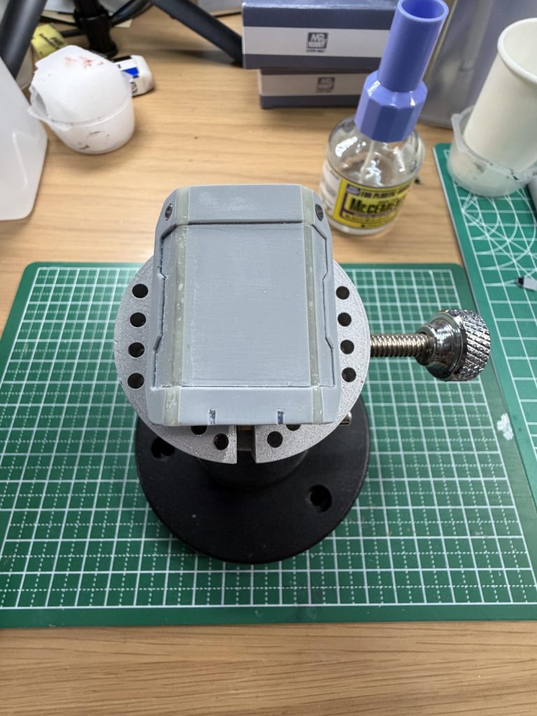 初めてスクラッチビルド(?)してみましたが...ちょっと幅が大きかったですね..あと塗装が雑になっちゃいました...(zaku-kao9)パテ使いもほんと難しい..おすすめパテ教えてください(zaku-kao4)