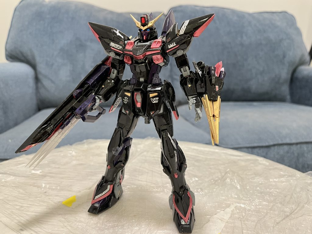 一番ご苦労は塗装です。宇宙の闇に一体化を意識してアメリカメーカーTestorの超光沢黒 (Super Gloss Black)を使用しました。塗膜は薄いので塗り重ねましたが、指が触ると塗装が剥げそうになります。ポージングには手袋が必要です。猫ちゃんも飼っているので塵が落ち着きやすくて置き場は困ります。