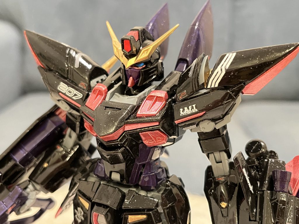 ブリッツガンダムの最大特徴と言えばミラージュシステムはずです。モルゲンレーテ社の開発チームに聞きたいですが、どうして左肩からだけの発動可能ですか?50%のミラージュ機能で宇宙要塞アルテミスに潜入できますか? 地球連合の士官たちは全員も幻覚をしているか、レーダーが故障するか疑っています。「何これ? あの半分のMSは?」(zaku-kao1)