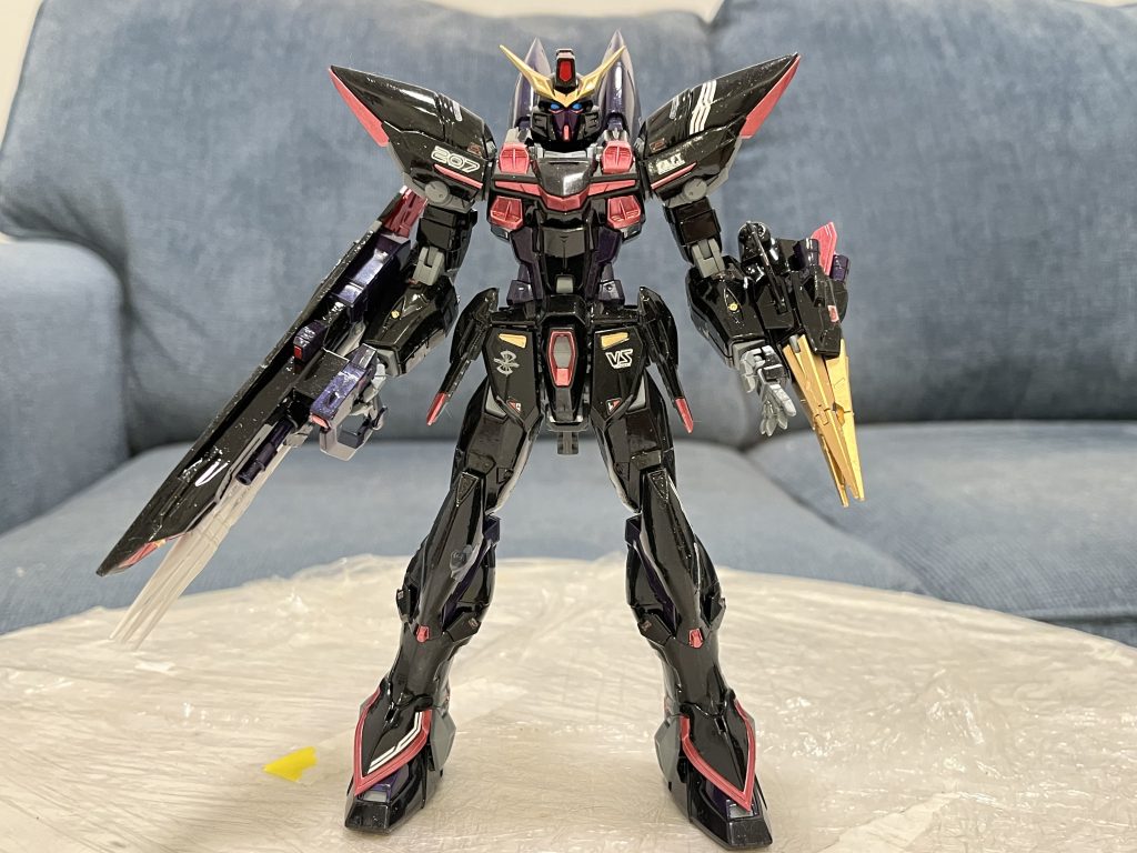 ニコルがブリッツを初めて起動させるときはこんな感じでしょうが。目も大きくてシールも良し、ツインアイはまるで光っています。青い目を持つガンダムはブリッツ以外はないと思います。