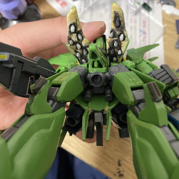 今回は台湾で買ってきたバウをなんか強くしてみました！最初は閃光のハサウェイに出てくるオエンベリ軍の使うMSという設定にしようとしましたがなんか作ってる時に『オエンベリ軍がこれを扱えるのか？』と思ったので詳しい設定はまだ決めてないです！ガンプラのコンセプトとしては閃光のハサウェイ第一部の終盤、クスィーがペーネロペーを追い詰めるためにマイクロミサイルを一斉射するシーンがかっこいいなと思ったので（2部のミサイルシーンをみてから一部を見返して改めて思った）それをできる様に、左右フロントアーマーに各7基、両肘両膝に各3基の計26基のミサイルハッチ？を作りました！ミサイルは2mmプラ棒を地道に削り出して作りました！シールドは分離時バウナッターにつく仕様にするので、合体時左腕に移動するためのバーニアをくっつけ、シールド先端についている円状のレドーム（ザクウォーリアのライフルのマガジン）は、広域電波ジャミング用の何かです、、（再利用は不可）腰部にはage系のガンプラのバックパックをくっつけ、それにイモータルジャスティスのスラスターをくっつけたました。これと脚部に新たに取り付けたバーニアにより大気圏内の自由飛行を可能にしています。バイアラン理論（今回のバウはあまり小回りは効かない設定）ライフルは腰部にくっつけたバックパックの持ち主のものを使います。頭部もメッサーに似せています。後々片方にバルカン砲を取り付ける予定。後は細かいディテールの追加などをして塗装に持っていきたいと思います！では！（2枚目）