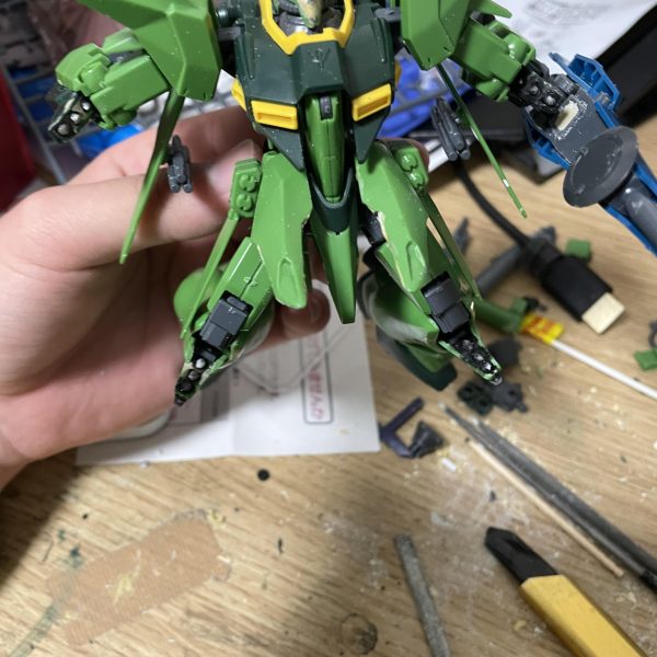 今回は台湾で買ってきたバウをなんか強くしてみました！最初は閃光のハサウェイに出てくるオエンベリ軍の使うMSという設定にしようとしましたがなんか作ってる時に『オエンベリ軍がこれを扱えるのか？』と思ったので詳しい設定はまだ決めてないです！ガンプラのコンセプトとしては閃光のハサウェイ第一部の終盤、クスィーがペーネロペーを追い詰めるためにマイクロミサイルを一斉射するシーンがかっこいいなと思ったので（2部のミサイルシーンをみてから一部を見返して改めて思った）それをできる様に、左右フロントアーマーに各7基、両肘両膝に各3基の計26基のミサイルハッチ？を作りました！ミサイルは2mmプラ棒を地道に削り出して作りました！シールドは分離時バウナッターにつく仕様にするので、合体時左腕に移動するためのバーニアをくっつけ、シールド先端についている円状のレドーム（ザクウォーリアのライフルのマガジン）は、広域電波ジャミング用の何かです、、（再利用は不可）腰部にはage系のガンプラのバックパックをくっつけ、それにイモータルジャスティスのスラスターをくっつけたました。これと脚部に新たに取り付けたバーニアにより大気圏内の自由飛行を可能にしています。バイアラン理論（今回のバウはあまり小回りは効かない設定）ライフルは腰部にくっつけたバックパックの持ち主のものを使います。頭部もメッサーに似せています。後々片方にバルカン砲を取り付ける予定。後は細かいディテールの追加などをして塗装に持っていきたいと思います！では！（3枚目）