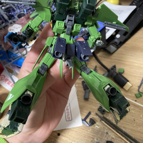 今回は台湾で買ってきたバウをなんか強くしてみました！最初は閃光のハサウェイに出てくるオエンベリ軍の使うMSという設定にしようとしましたがなんか作ってる時に『オエンベリ軍がこれを扱えるのか？』と思ったので詳しい設定はまだ決めてないです！ガンプラのコンセプトとしては閃光のハサウェイ第一部の終盤、クスィーがペーネロペーを追い詰めるためにマイクロミサイルを一斉射するシーンがかっこいいなと思ったので（2部のミサイルシーンをみてから一部を見返して改めて思った）それをできる様に、左右フロントアーマーに各7基、両肘両膝に各3基の計26基のミサイルハッチ？を作りました！ミサイルは2mmプラ棒を地道に削り出して作りました！シールドは分離時バウナッターにつく仕様にするので、合体時左腕に移動するためのバーニアをくっつけ、シールド先端についている円状のレドーム（ザクウォーリアのライフルのマガジン）は、広域電波ジャミング用の何かです、、（再利用は不可）腰部にはage系のガンプラのバックパックをくっつけ、それにイモータルジャスティスのスラスターをくっつけたました。これと脚部に新たに取り付けたバーニアにより大気圏内の自由飛行を可能にしています。バイアラン理論（今回のバウはあまり小回りは効かない設定）ライフルは腰部にくっつけたバックパックの持ち主のものを使います。頭部もメッサーに似せています。後々片方にバルカン砲を取り付ける予定。後は細かいディテールの追加などをして塗装に持っていきたいと思います！では！（4枚目）