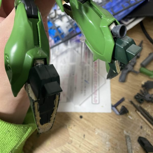 今回は台湾で買ってきたバウをなんか強くしてみました！最初は閃光のハサウェイに出てくるオエンベリ軍の使うMSという設定にしようとしましたがなんか作ってる時に『オエンベリ軍がこれを扱えるのか？』と思ったので詳しい設定はまだ決めてないです！ガンプラのコンセプトとしては閃光のハサウェイ第一部の終盤、クスィーがペーネロペーを追い詰めるためにマイクロミサイルを一斉射するシーンがかっこいいなと思ったので（2部のミサイルシーンをみてから一部を見返して改めて思った）それをできる様に、左右フロントアーマーに各7基、両肘両膝に各3基の計26基のミサイルハッチ？を作りました！ミサイルは2mmプラ棒を地道に削り出して作りました！シールドは分離時バウナッターにつく仕様にするので、合体時左腕に移動するためのバーニアをくっつけ、シールド先端についている円状のレドーム（ザクウォーリアのライフルのマガジン）は、広域電波ジャミング用の何かです、、（再利用は不可）腰部にはage系のガンプラのバックパックをくっつけ、それにイモータルジャスティスのスラスターをくっつけたました。これと脚部に新たに取り付けたバーニアにより大気圏内の自由飛行を可能にしています。バイアラン理論（今回のバウはあまり小回りは効かない設定）ライフルは腰部にくっつけたバックパックの持ち主のものを使います。頭部もメッサーに似せています。後々片方にバルカン砲を取り付ける予定。後は細かいディテールの追加などをして塗装に持っていきたいと思います！では！（5枚目）