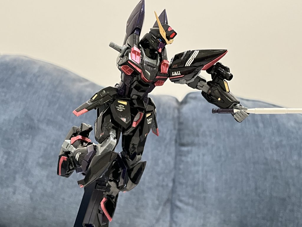 「アスラン、下がれ!」片腕を失ったブリッツは残られた電源を使ってミラージュを発動させてストライクに特攻します。