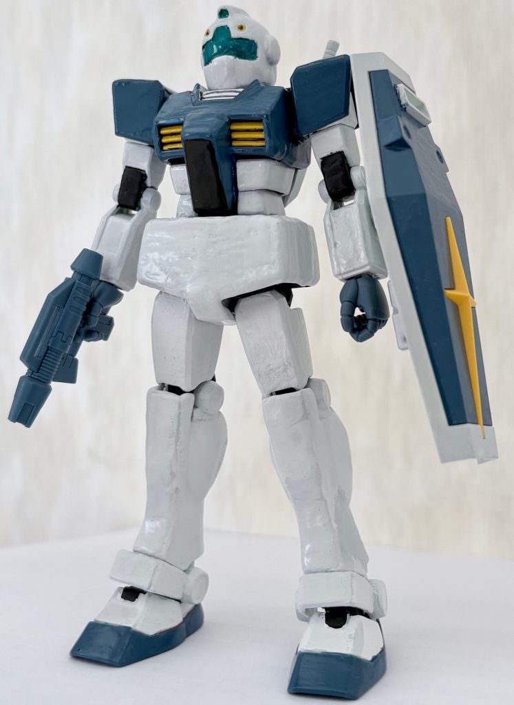 頭部、腰のスカート、背中のバックパックは旧キット。GMのゴーグルの上部分をリューターで穴を開け、拡張している。見ての通りボディはEGガンダムのモノで、手首はロボット魂のハンドパーツが付けられるようにしてある。
