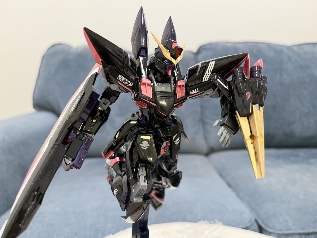 同じのXフレームを持ったのに、関節は非常に固いです。部品破損にならないように少しずつ脚を曲がって躍動感を出せてみました。