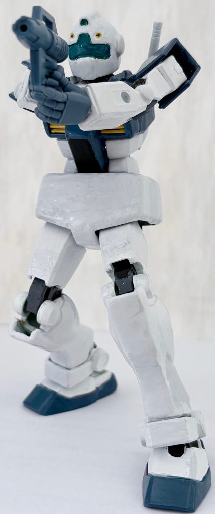 両手でビームスプレーガンを構えるポーズもこの通りカッコよく決まる(gundam-kao2)