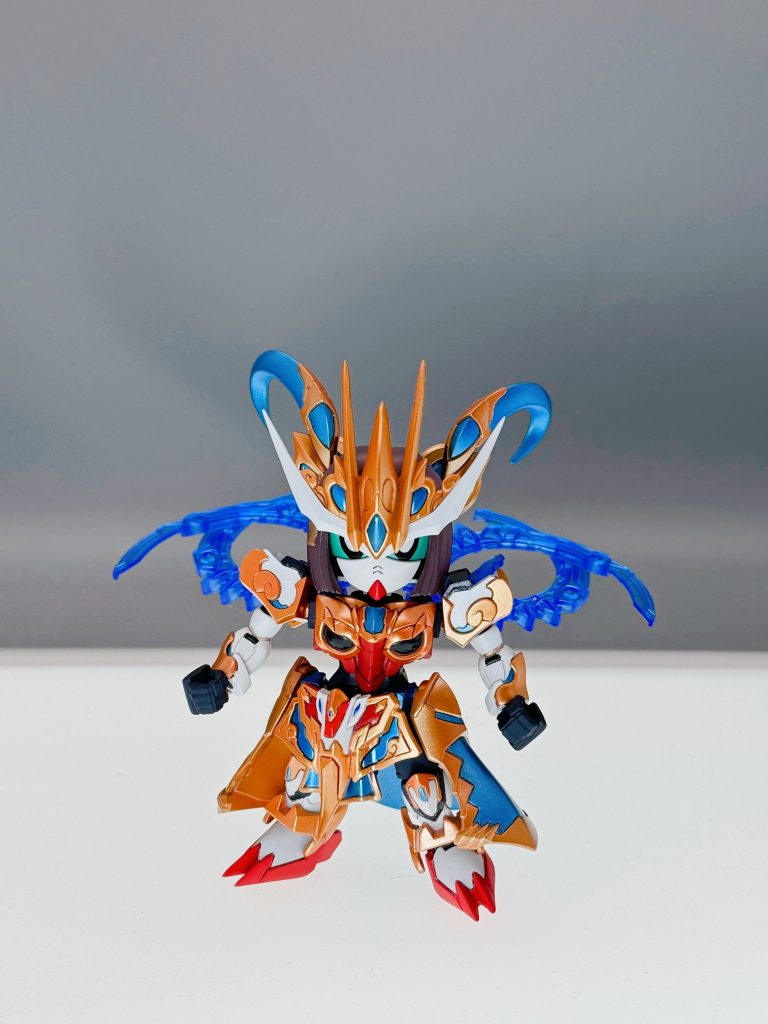 正面。後ろに武器をつけてるのと、足裏をただ埋めただけだからか、なかなか直立が難しい(zaku-kao4)結局少しひねって対応しました