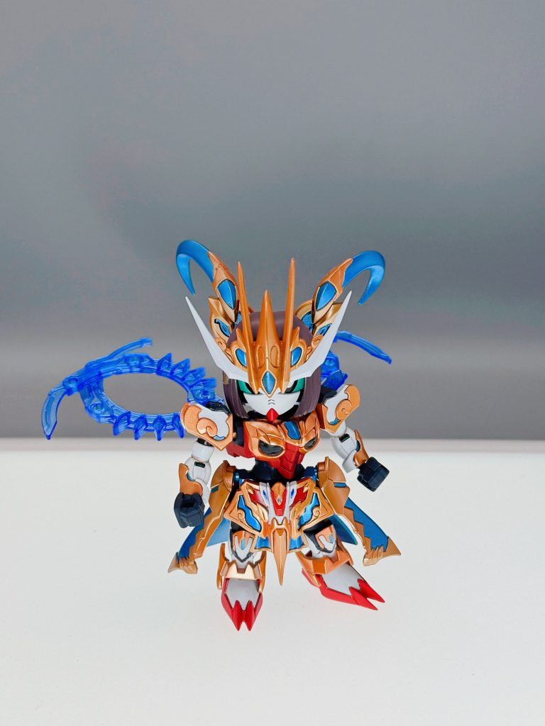 塗装に関してはエアブラシ塗装を基本にして筆塗は極力なしで頑張ってみました。筆塗の箇所は腰正面の小さい宝石部分（金の上のやつ）と腕の黒と金の部分（実は組むときに塗り忘れ発覚、最後だしあーーーーとなり筆塗りしました）やっぱ最後は筆だよね(zaku-kao2)金はビクトリーゴールドで頭の部分と鎧で下地の色を変えて雰囲気を変えてます（写真だとわかりにくい）赤も顔、体と鎧、足も下地の色を変えて塗装してます。青のメタリックは銀を下地に明るくなるようにしてます。&nbsp;