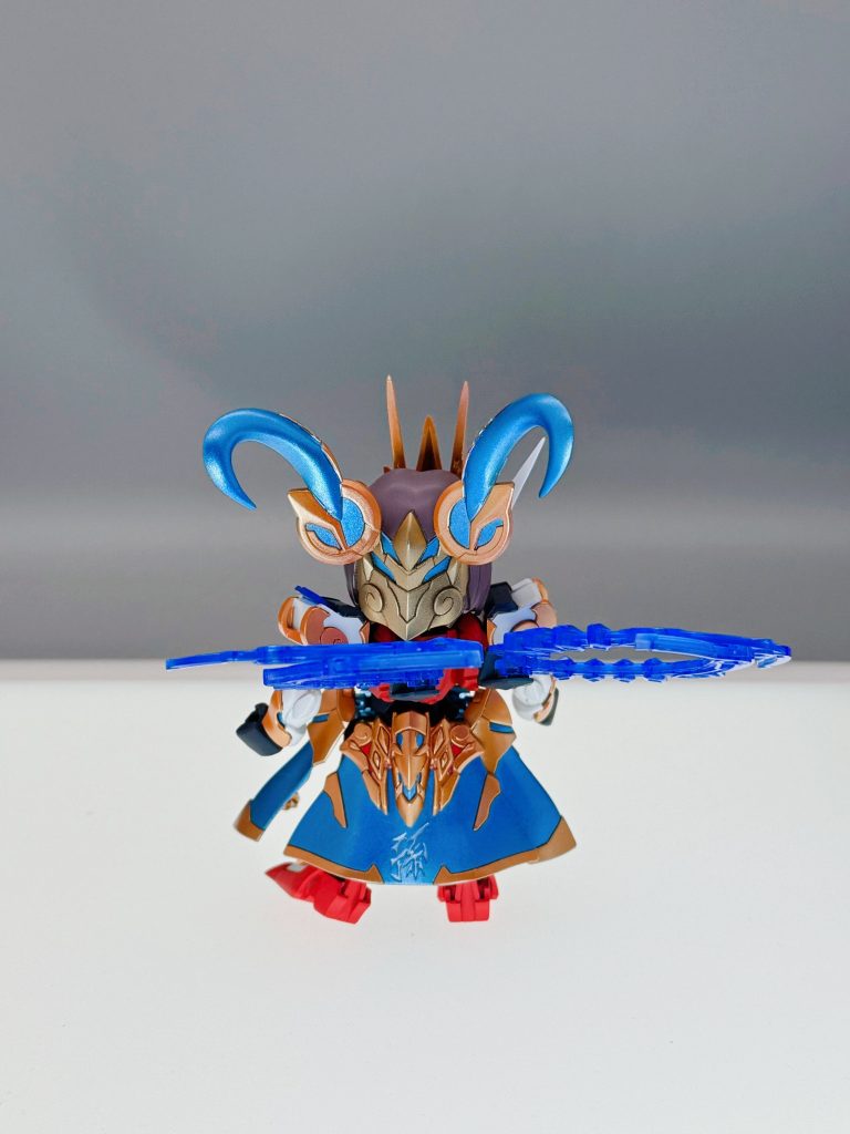 後ろ姿。背面スカートの「孫」の文字はエナメルシルバーで塗装して少し浮き出る感じにしてます。後頭部の仮面？っぽいものは別物感を出したくて下地をかなり暗めにして塗装しました。同じビクトリーゴールドとは思えないぐらいの変化で一瞬別の塗料と間違えたか？と確認しました(zaku-kao4)