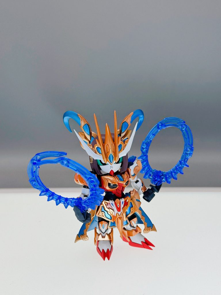 武器持ち。武器（肩のカードも）だけクリアパーツのままにしました。その他のクリアパーツは角？など肉抜き穴を埋めして塗装。スカートも横がクリアパーツではないので塗装して統一感を出しています。