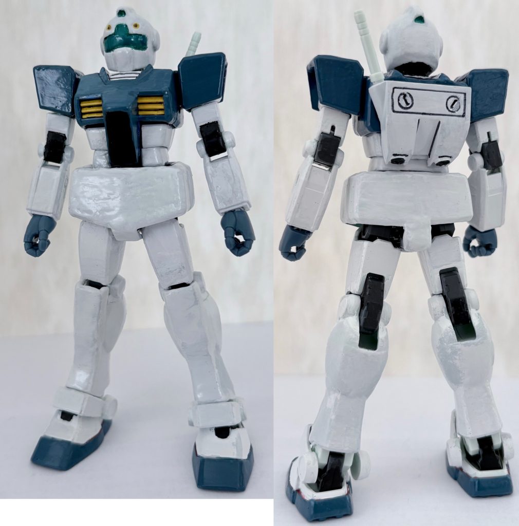 フロントビューとリアビュー。カラーリングはサンダーボルト版のGMを参考にミディアムブルー、艶消しホワイト、関節につや消しブラック、イエロー、頭部のバイザーはメタリックグリーンとクリアブルーを混ぜて塗った。ちなみに頭部は首の付け根をダブルボールジョイントで可動できるようにしてある。