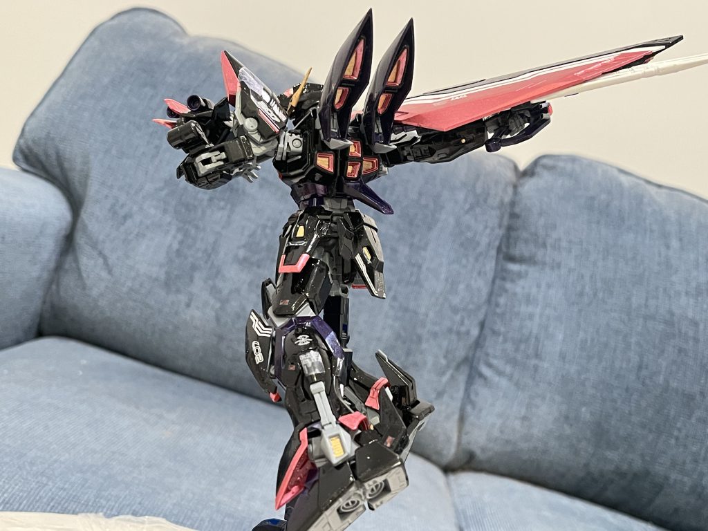 アルテミスの中で同じく有線式のクローが構えられたソードストライクガンダムを迎撃します。