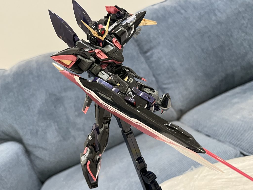 ビームサーベルで斬撃します。紫はタミヤのLP-45のRacing Blue (70%)とMr. Colourの75番のメタリックレッド (30%)を混ぜたものです。離れて見ると黒に寄った感じですが。余談ですが、去年レクサス (Lexus) LFAの模型も買いましたが、まだ製作の勇気はありません。そのための塗料をガンプラに使用するのは思いませんでした。