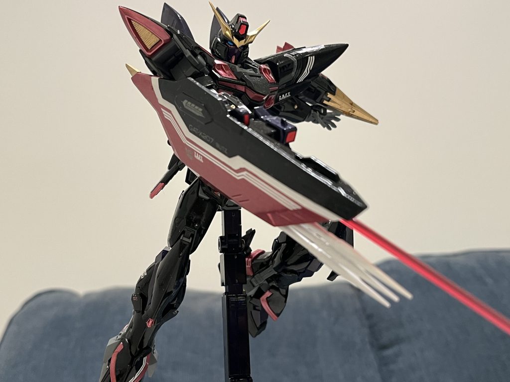 ちょっと下からの角度です。青いツインアイが素敵です。