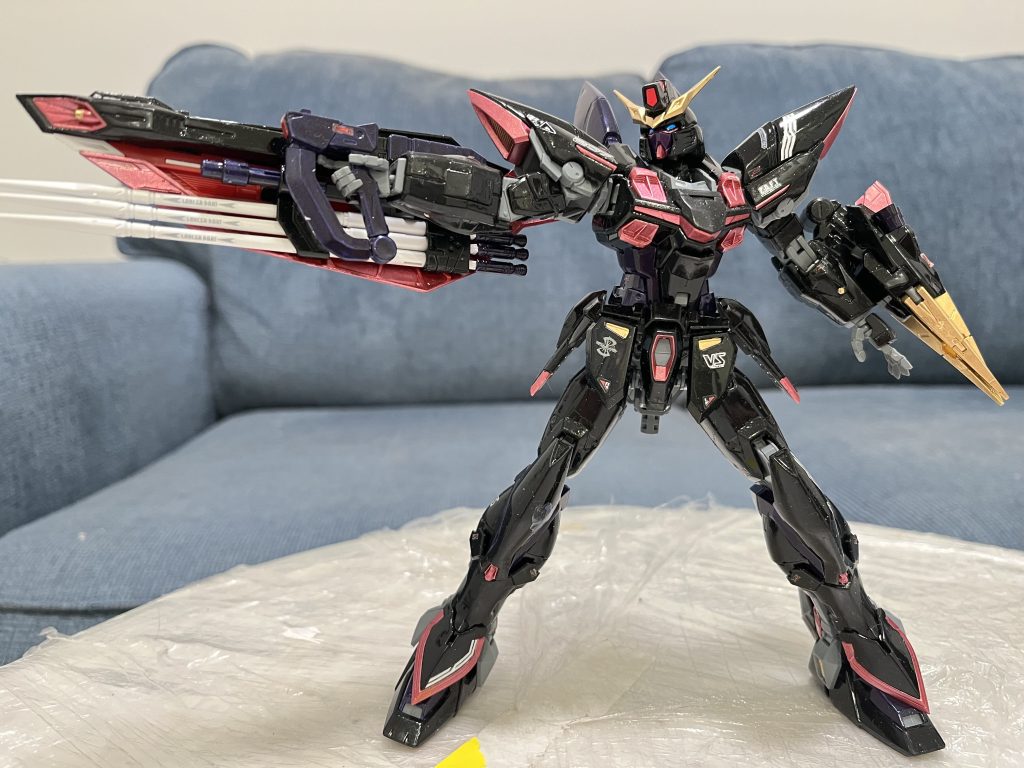 OPのようにランサーダートの射出を再現します。実はシールドにマウンドは弛むので何をしなくても外れやすくて危険ですから!(gundam-kao5)