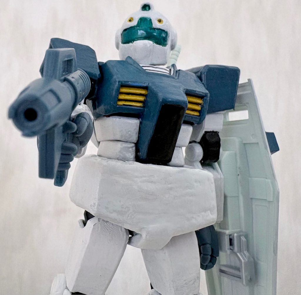 実は銃口を向ける構図は何テイクも撮っており、撮影時はけっこう角度を気にしていた。