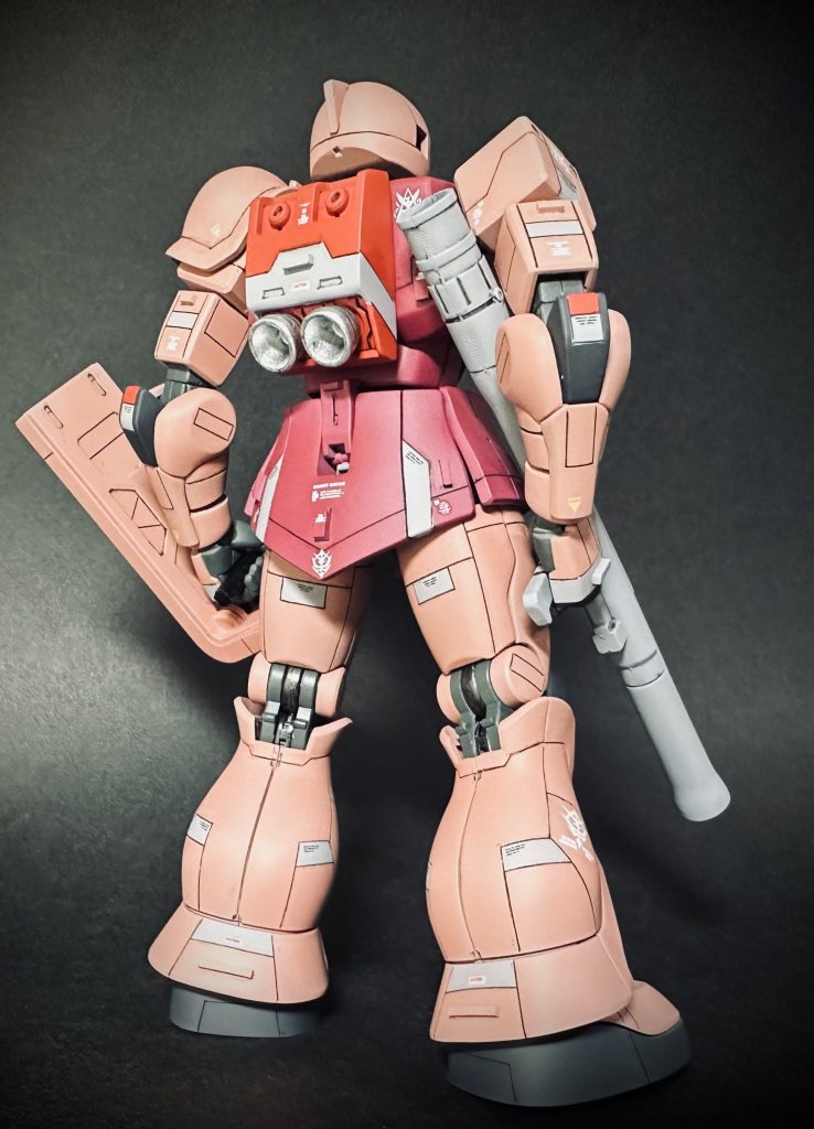 後姿はこんな感じです、ザクⅠのシャア専用カラーにはせずにザクⅡカラー配色で遊んでみましたがいかがでしょうか?(笑)