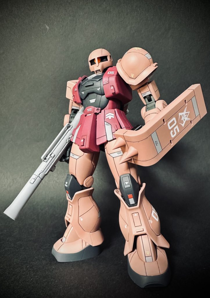 先に完成&ガンスタ投稿した友人がノーマルカラーだったので私はシャア専用カラーにスジ彫り&部分塗装&余物デカールで仕上げてみました。