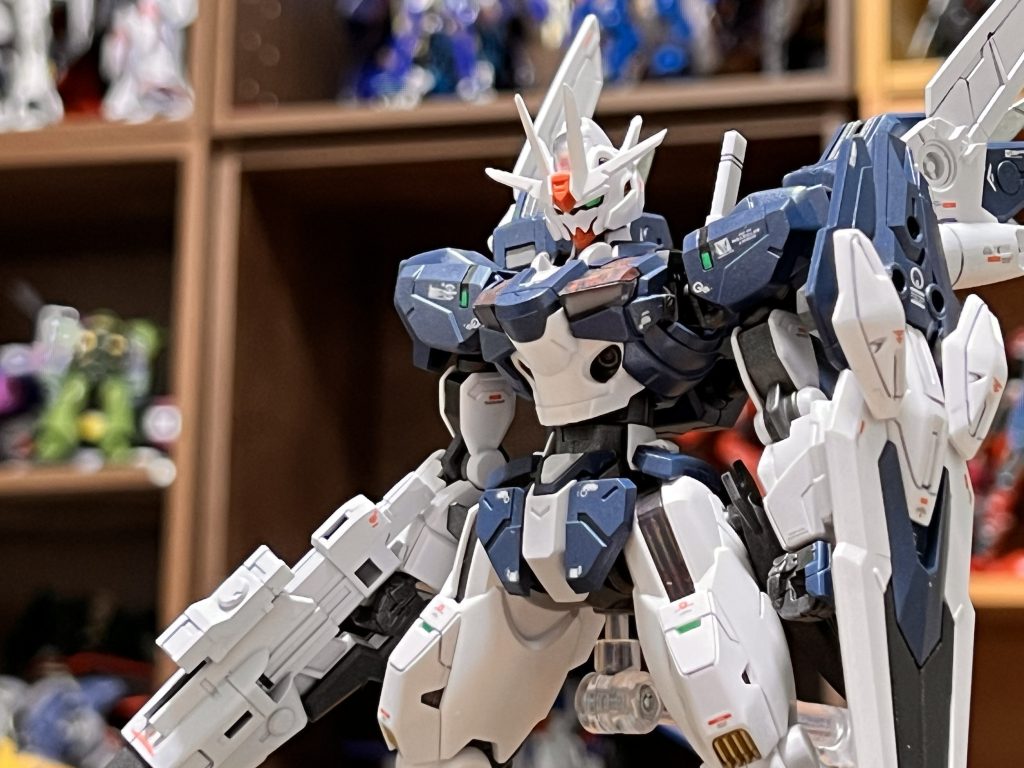 コンセプトは「エアリアル改修型をより強く」です。上半身は元々アレンジされてたので、下半身のボリュームをアップして、よりガチっぽさを出してます。背中のブースターにはウイングをつけてます。ケレン味が出てめっちゃかっこ良く仕上がった。また、カラーリングはオリジナルで使っているカラーからほとんど変えず、少しダークな色にしてます。ツヨクミエル？メルクワンユニット+メルクワンウェポンをミキシングしてます。（メルクワンユニット・ウェポン、投げ売りされてる割にはかっこいいので是非。）&nbsp;&nbsp;