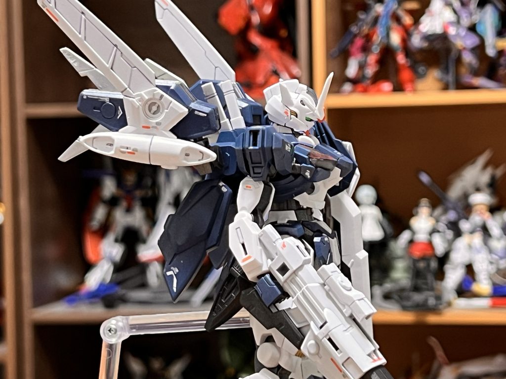 横から。デカールコンセプトは「ver.ka風」です。白地に赤いデカールを貼ってます。めっちゃ楽しかった。また、ブルーの下地には白のデカール貼ってます。エアリアル改修型のデカールが手元になかったので、持ち合わせのデカールを貼ってます。イメージに合う感じにできてよかった。