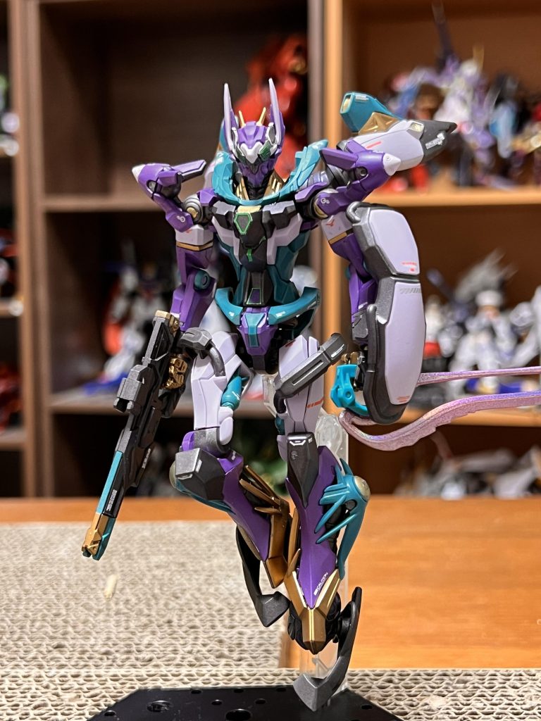 カラーリングはオリジナルから何色か削りました。真っ白→紫がかった白に統一赤→金に統一黄緑→青緑に統一また、オレンジの部分は金色に変えてます。 んで、カラーの話なんですが。私ジフレド好きなんですが、どうしても納得いかない点があり、それは「関節が緑はあり得るのか?」と言う物。パーツの緑が二色あるのはまぁ納得出来たんですが、どうしても関節が緑なのは…。かっこいいんですけどね。 そのため関節は黒にしてます。スッキリ。