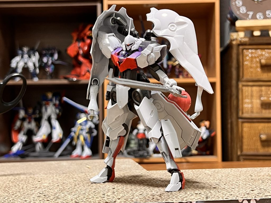 ミキシングです。ベギルベウ+ミカエリス+SDクシャトリア+ガーベラテトラを使ってますまた、カラーリングコンセプトは「とにかく白を綺麗に塗る」で、白と言ったらでキュベレイのカラーを引用してますテカテカにしたかったのでクリア吹いてます。テカテカ。