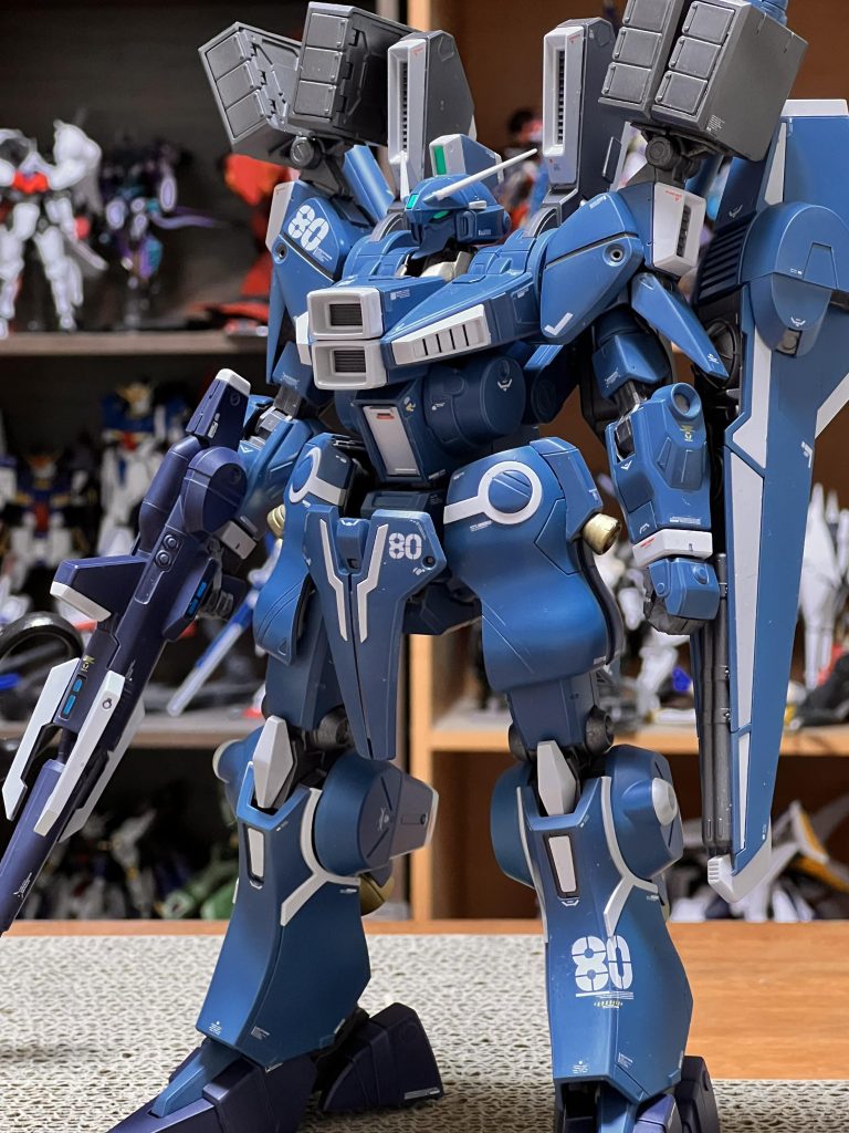 マークⅤですよー。よく行くワングーでほぼ定価で売ってたので購入。年末年始にニヤニヤしながら組んでました。デカールは基本的には青地に白で統一してますが、所々で黄色のデカールもアクセントで使ってます。MGで各パーツの角に小さいデカール貼るとカトキさんっぽくなるよね。ならない?個人的にはライフルの銃身を取り巻く三本のパーツを白にしたのが好き。カッコよくなったし締まった印象になったと思います。