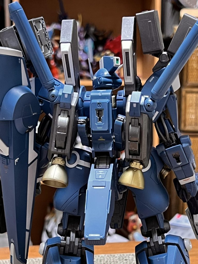 裏から。裏から見てもギチギチってしててすき。てか、後ろから見てもかっこいいってすごいよな。 んで、ここポイントなのですが、このバーニアなんとパーツにそのまま100均のラッカースプレー吹いてます。すげえ金になって笑いますよ是非使ってみてください あと実は向かって右足のデカールは傷隠しになってます笑。でかいデカールも人の視線誘導的に、左上から右下に流れるように配置してます。スッキリ