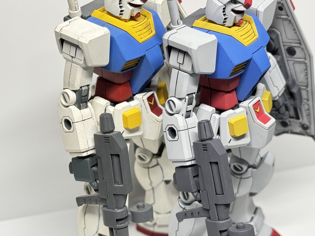 筆塗り全塗装とエアブラシ塗装で差が出るのは当然と思いますが､それを差し引いても左の筆塗りガンダムの肩や前腕に注目して頂くと､墨入れの線がガッタガタなのがよく分かると思います｡結論として筋彫りを追加しようが全塗装しようが､ヤスリ掛けや筋彫りの後処理を丁寧に行わないと良い結果には繋がらない。逆に下処理を丁寧に行えば”かっこいいガンプラ”にグンと近づくのではないかと思います。”かっこいい”や”理想的”の基準は人それぞれなので一概には言えないですが自身が”かっこいいな”と思う他所様の作品に工作精度の高さや清潔感を感じるのであれば､そういった作品を目指して基礎工作を徹底していくのが上達の近道だと個人的に思っています。その2：上手い人の作品を見まくろう！今まで展示会に行ったことはなかった私ですが､昨年は３つほどプロの方々が参加している展示会に行ってみたのですが、自分の中の”上手い”の基準が爆上がりしました笑世界は広い🥺SNSでよく見かけるあんな作品やこんな作品も生で拝見する事が出来(GUNSTA投稿されている作品もありました😁)､丁寧な工作をされている作品は本当に精度が高く感じられて何といいましょうか…近くで見ているのに大きく感じたり､遠くにあるように感じるんですよね😳目がバグります笑自分の中では細い・シャープな筋彫りの基準が跳ね上がりました笑&nbsp;SNS全盛期でお家でも上手い人の作品を無限に見られる良い時代ですが(GUNSTA様万歳）やはり写真で見るのと生で見るのとでは脳に響く衝撃が桁違いです｡展示会で膨大な量の良作を見た後で､模型店のショーケースに展示されている作品でも見る目が変わった気がします。何かを吸収してやろうと食い入るように眺めてしまうんですよね🤤笑&nbsp;そしてhobby Japanさんやmodel graphicsをはじめとした模型雑誌もおすすめです。プロの方が作った作品をプロの方が写真を撮っているので解像度が段違いです🤔